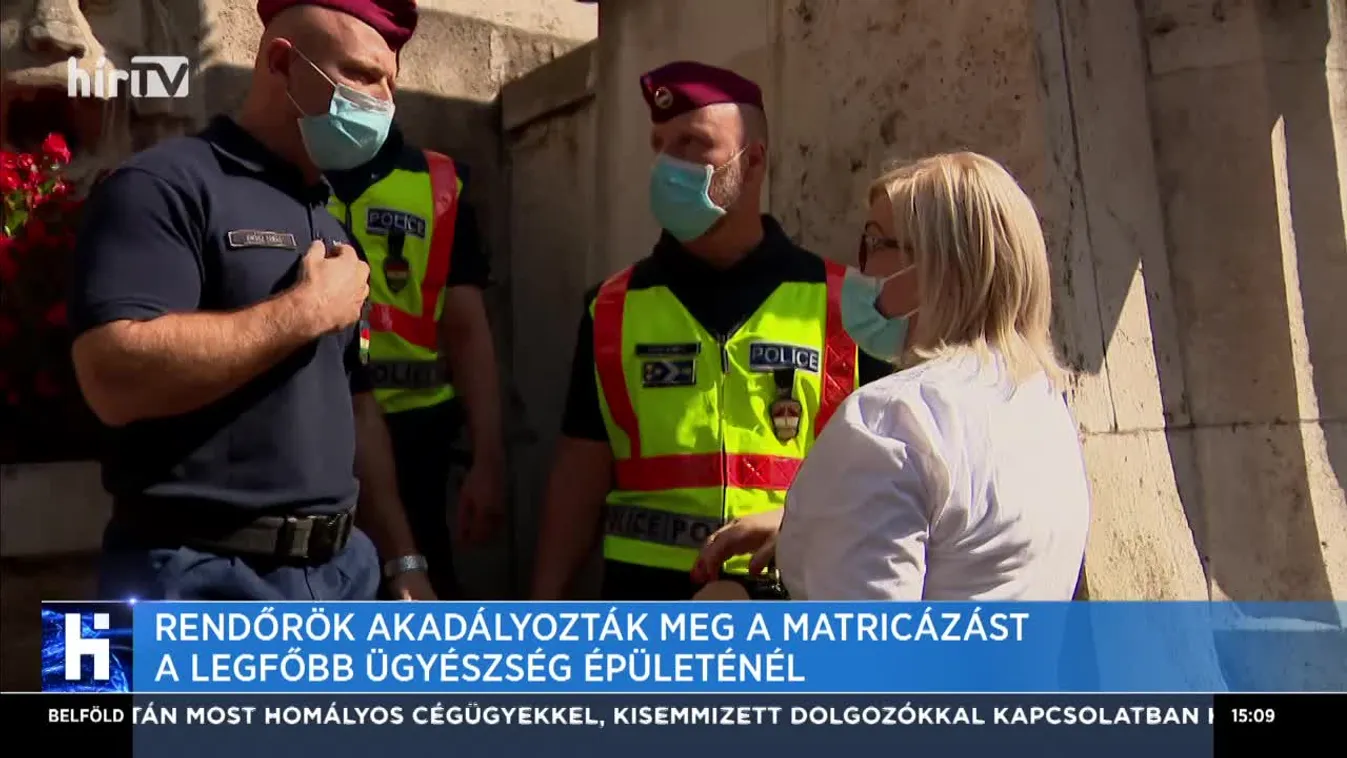 Rendőrök akadályozták meg a matricázást a Legfőbb Ügyészség épületénél