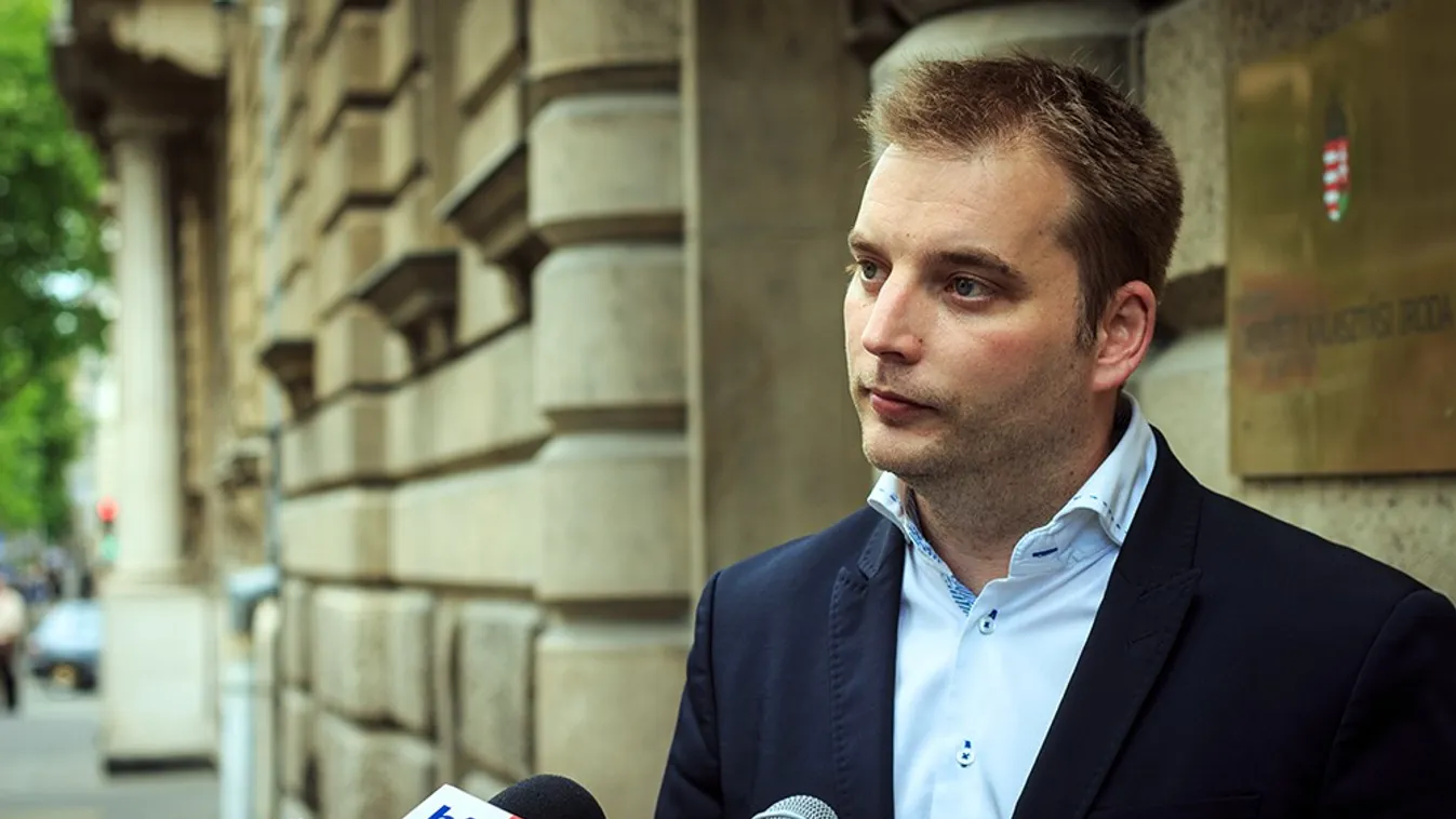 Aláírtad, János! – Egyenesen