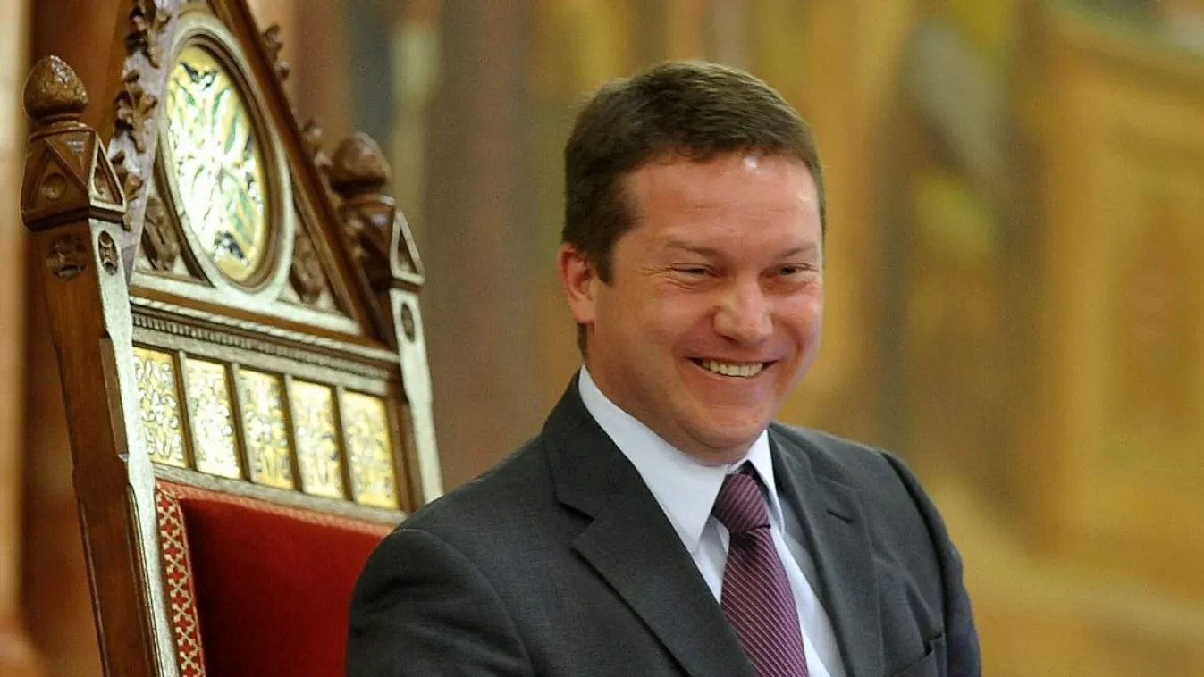 Bayer Zsolt beperli Ujhelyit, amiért a wellness-politikus hazug idézetet adott a szájába