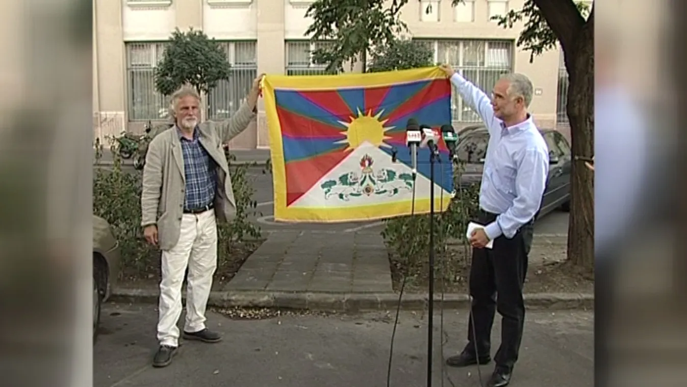 Ellenzékben még Balog is a tibetizászló-lengetők mellett állt