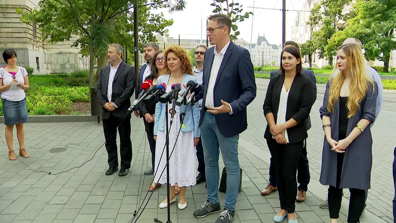 „Ez kicsit a politikai science fiction kategória”