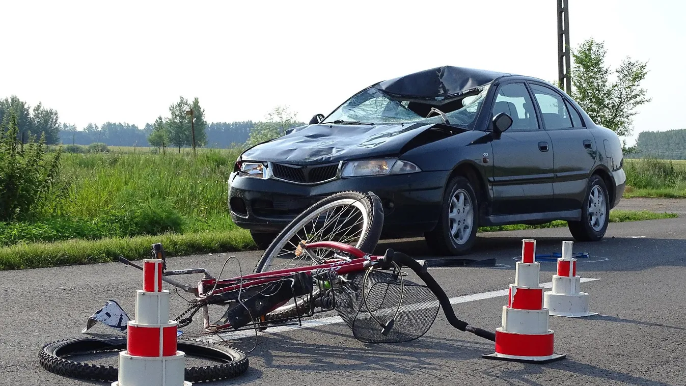 Bicikliseket sodort el egy autó, egyikük meghalt