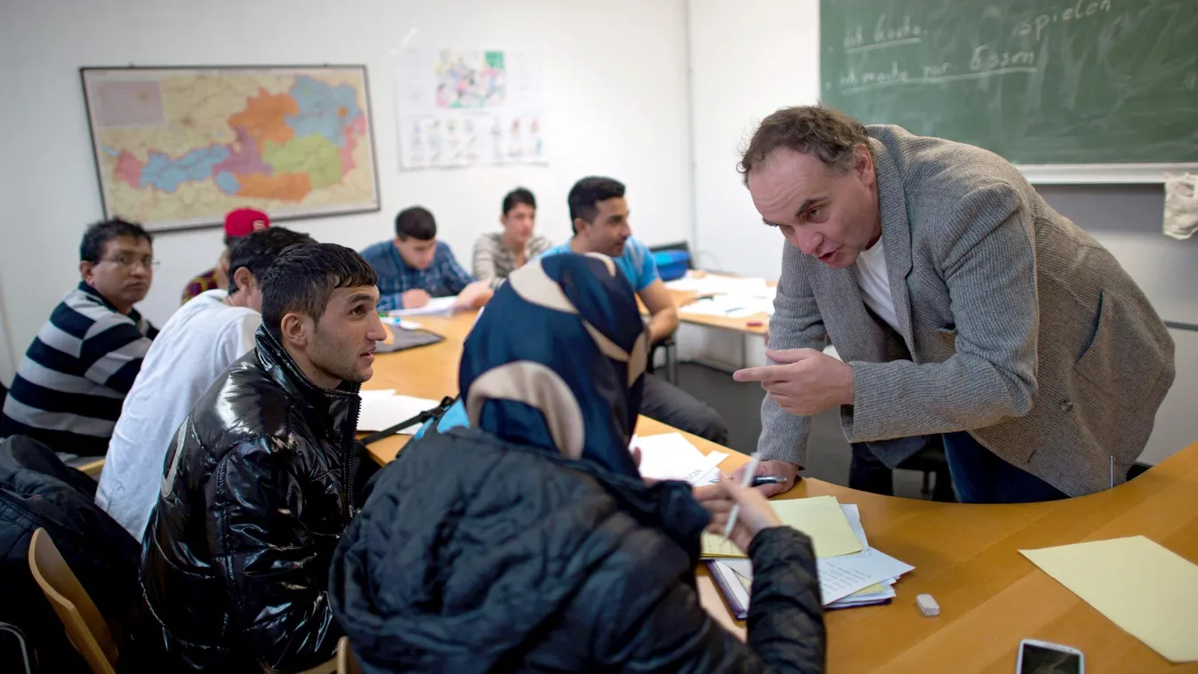 Kevesebb pénzt kapnak a migránsok Ausztriában