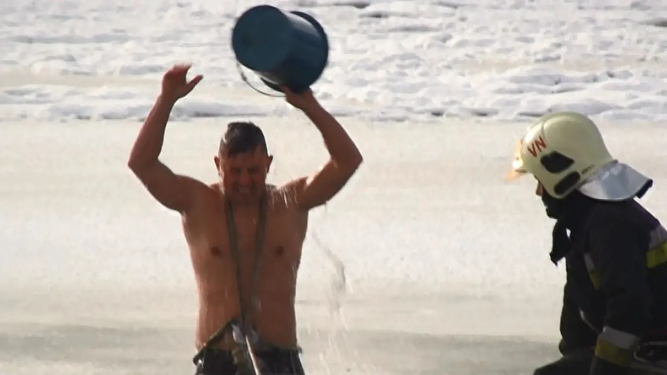 Csak felügyelet mellett mártózhattak meg a jeges vízben