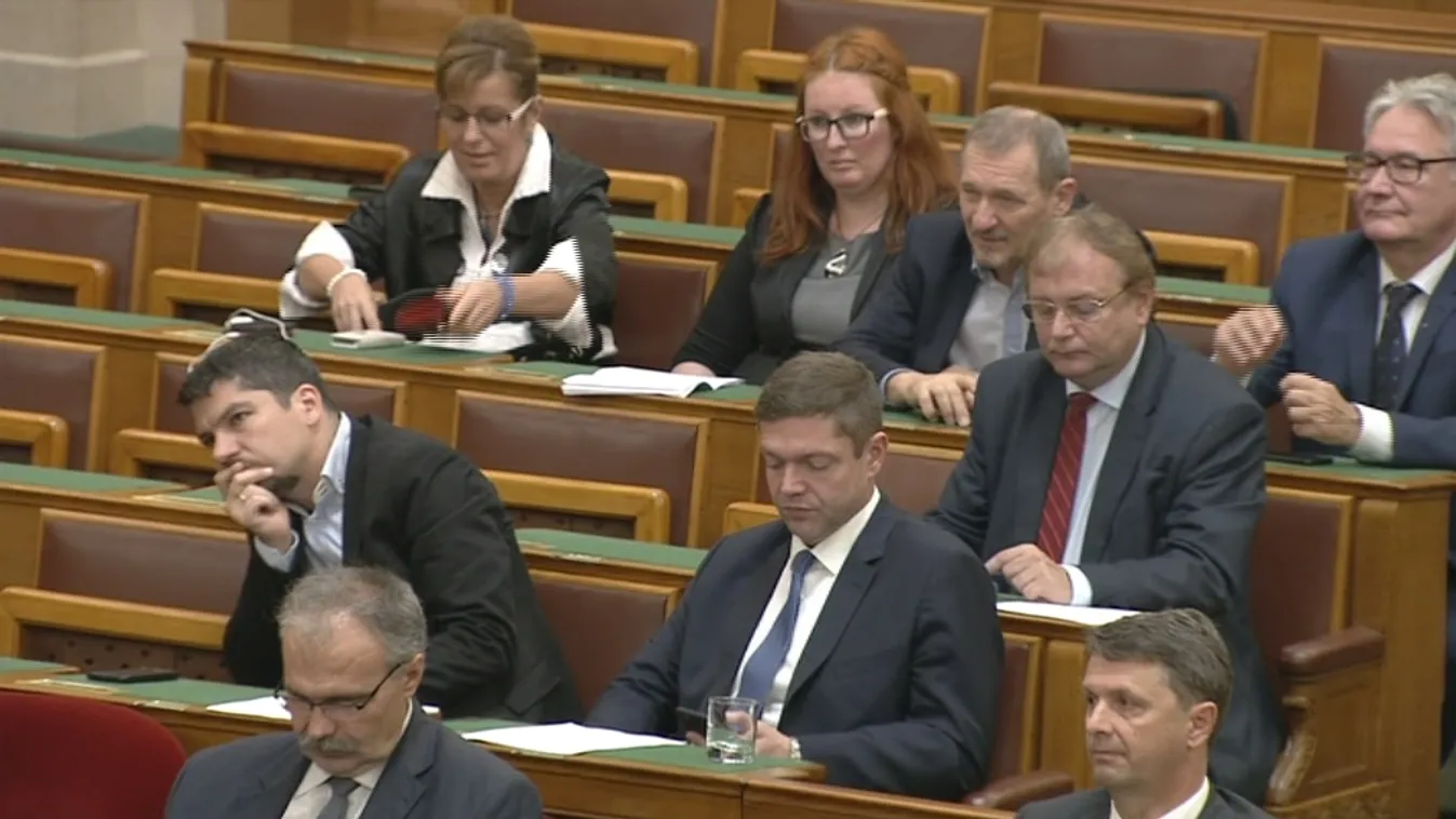 Szocialista bírálatra kormánypárti „elmúltnyolcévezés”