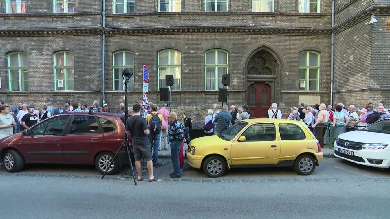 Tüntetés a Práter utcában