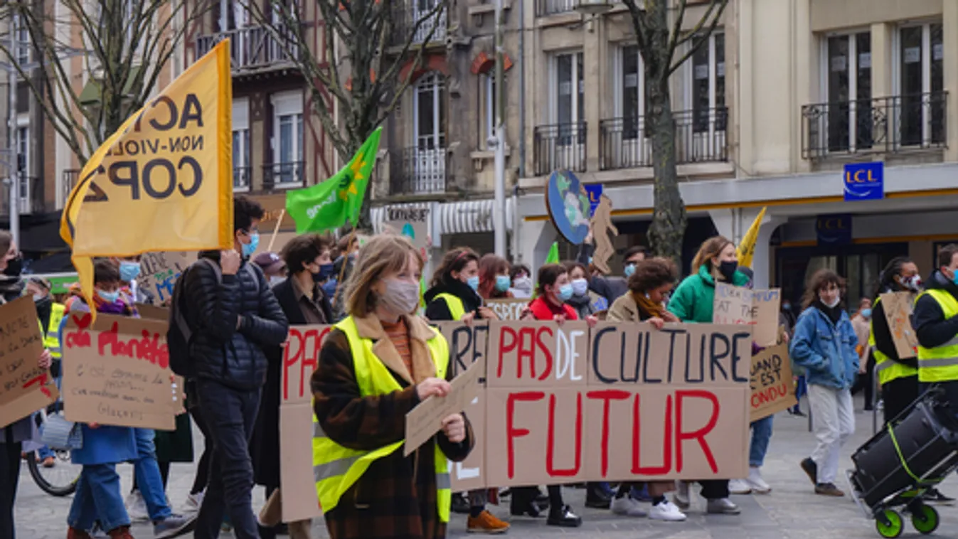 Tízezrek tüntettek a klímavédelem francia alkotmányba foglalásáért