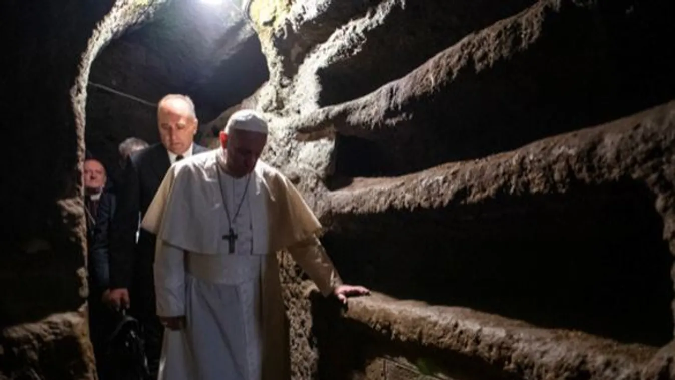 Halottak napja: Ferenc pápa egy római katakombában mutatott be misét