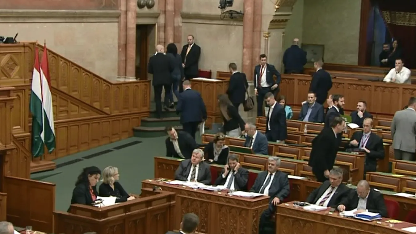 Nem bírt magával az ellenzék, kivonultak