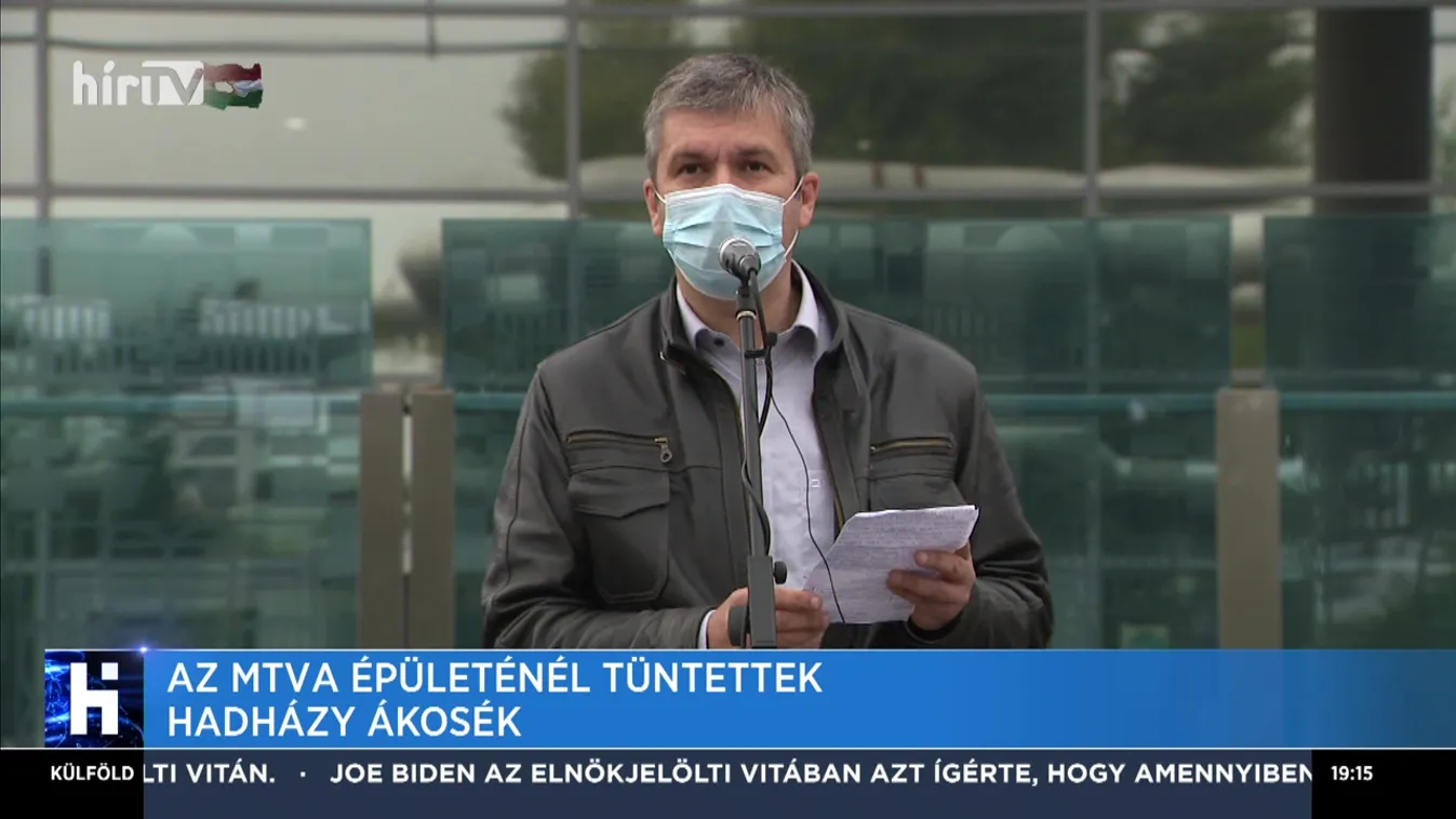 Az MTVA épületénél tüntettek Hadházy Ákosék