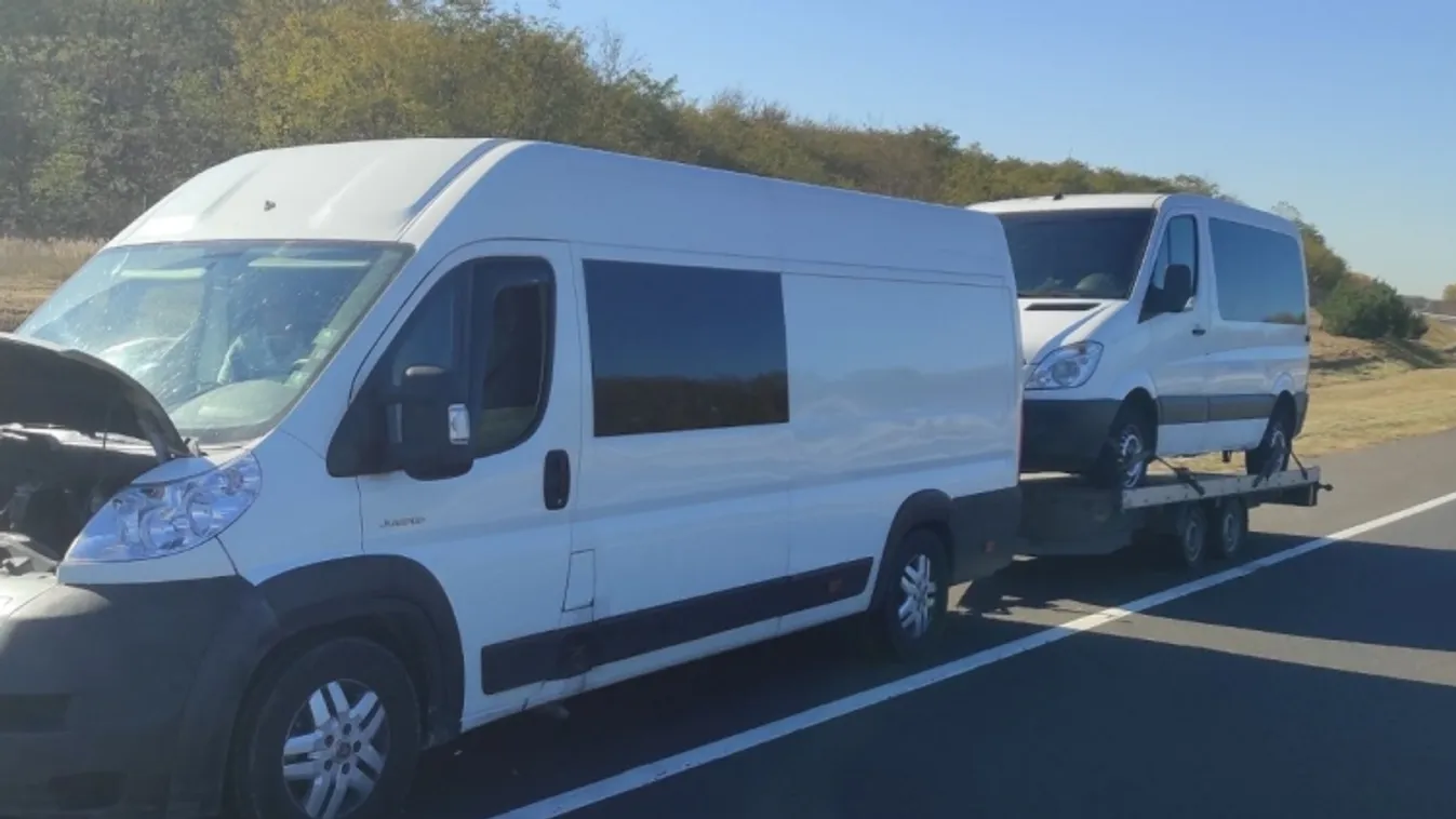 Túlsúlyos járműszerelvény közlekedését szakították meg