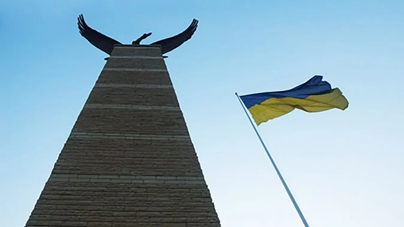 Potápi Árpád: Elítéljük a munkácsi vár magyar turulszobrának eltávolítását + videó