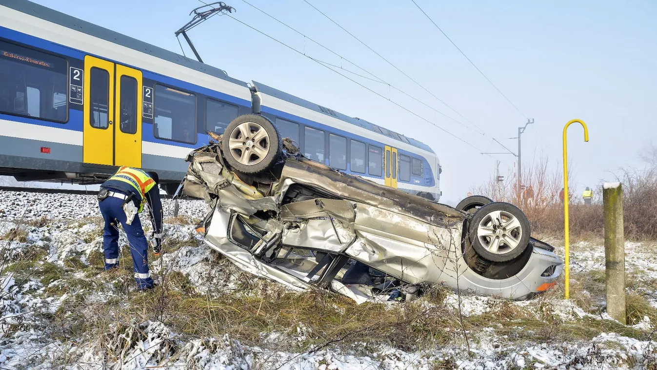 Hatvan méteren át sodorta maga előtt a betegszállítót a vonat