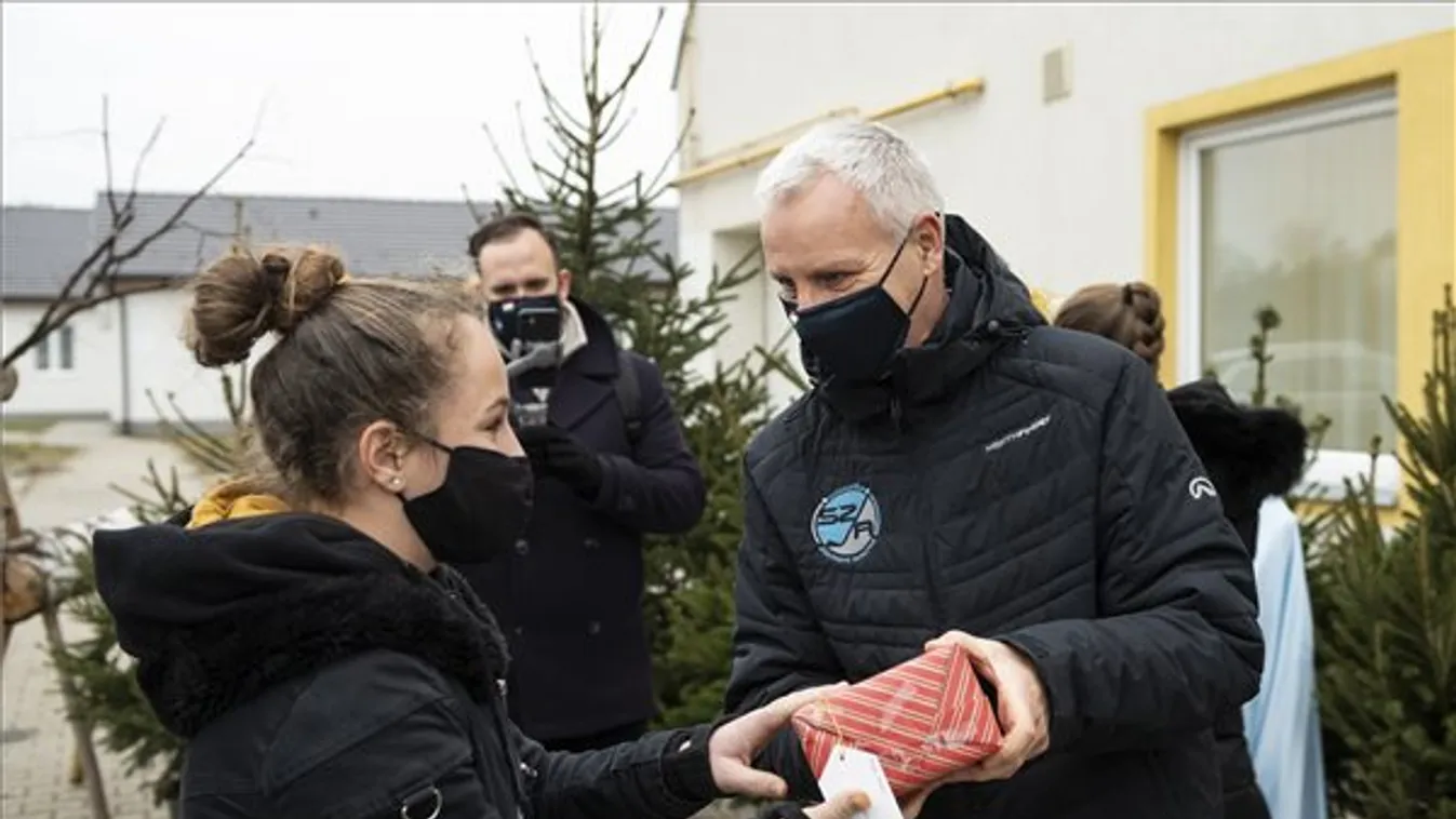 Gyermekotthonokban élő fiataloknak adott át ajándékot Soltész Miklós Mátészalkán