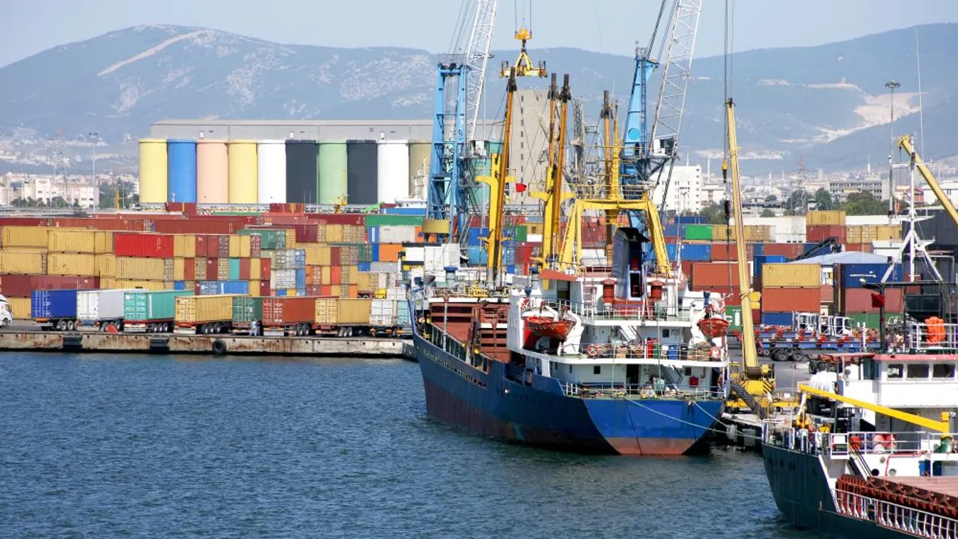 Konténerbe zárt migránsokat szabadítottak ki