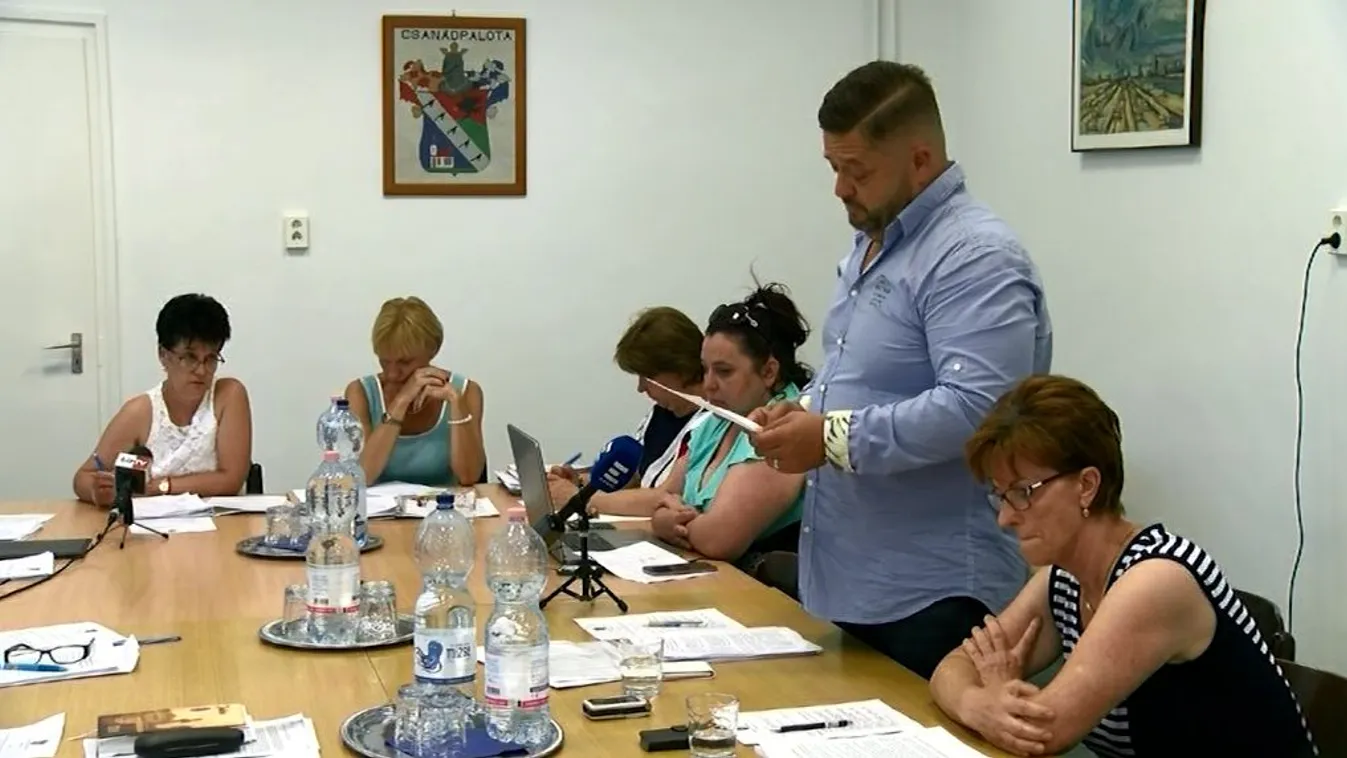 Egymás vádolják a csődért, de mégsem oszlott fel a képviselő-testület