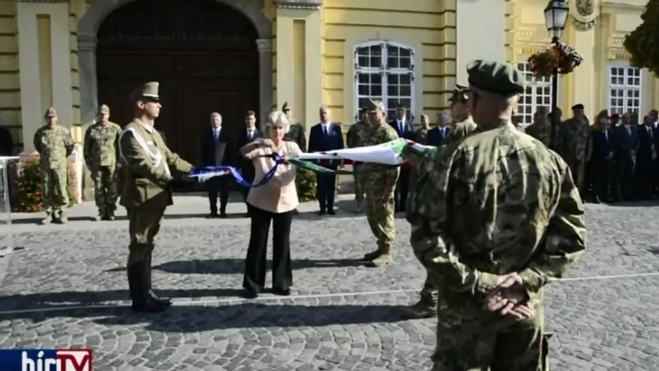 Megkapták a csapatzászlót, 300 önkéntes sorakozott fel