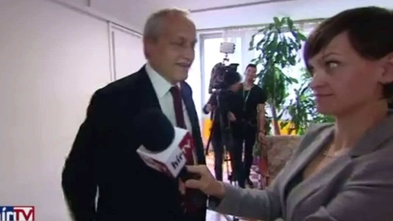 Demonstrálnak a Fidesz-iroda előtt, a Hír TV kollégája mellett is kiállnak