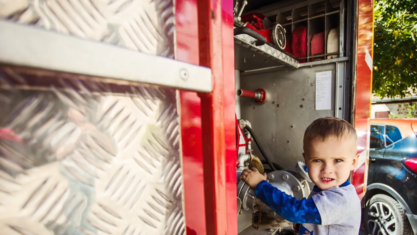Videókkal kívánnak boldog gyereknapot a rendőrök és tűzoltók
