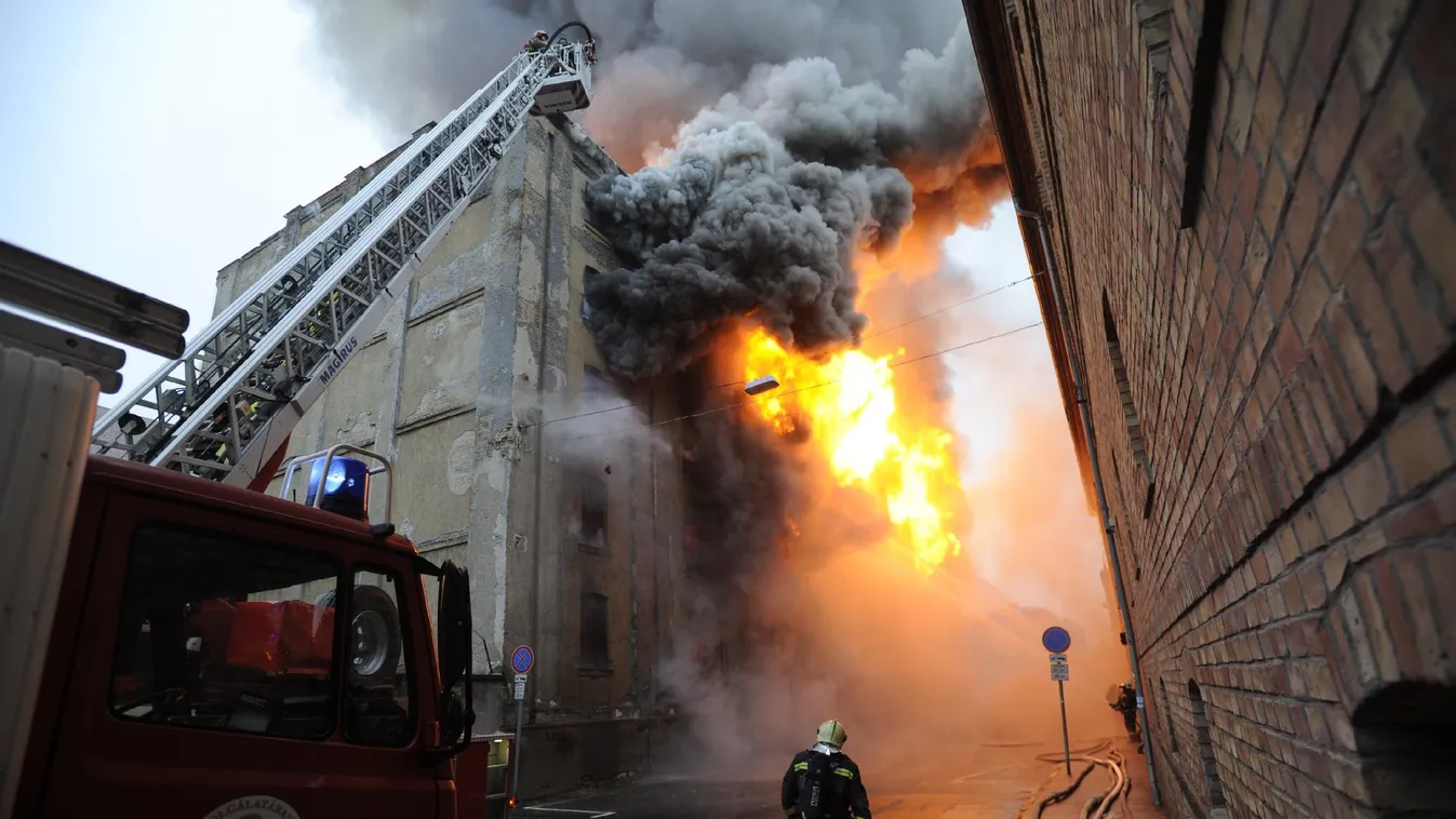 Közel félszáz tűzoltó küzdött a Soroksári úton