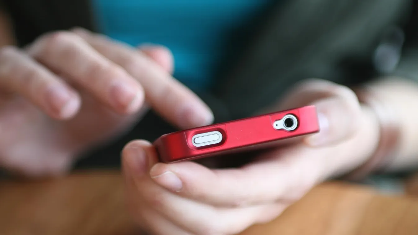 Zárt ülésen foglalkoztak a migránsok telefonjain talált videókkal