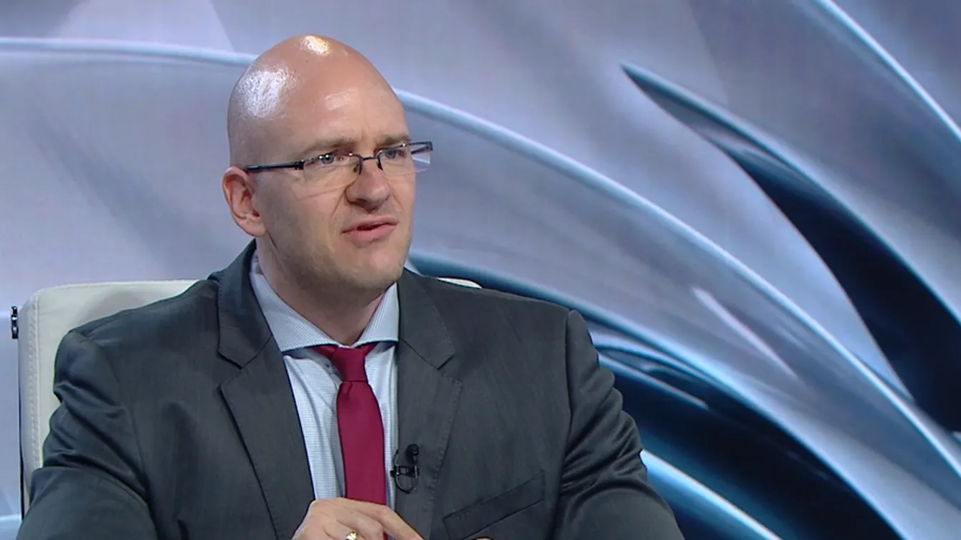 A migránskvóta miatt magyarázkodik Gyöngyösi