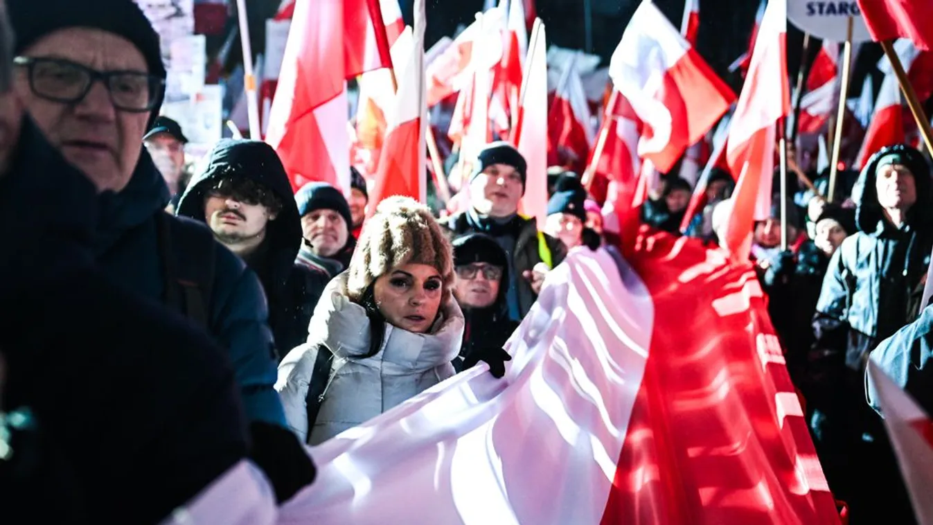 Százezrek tüntetnek Varsó utcáin + videók
