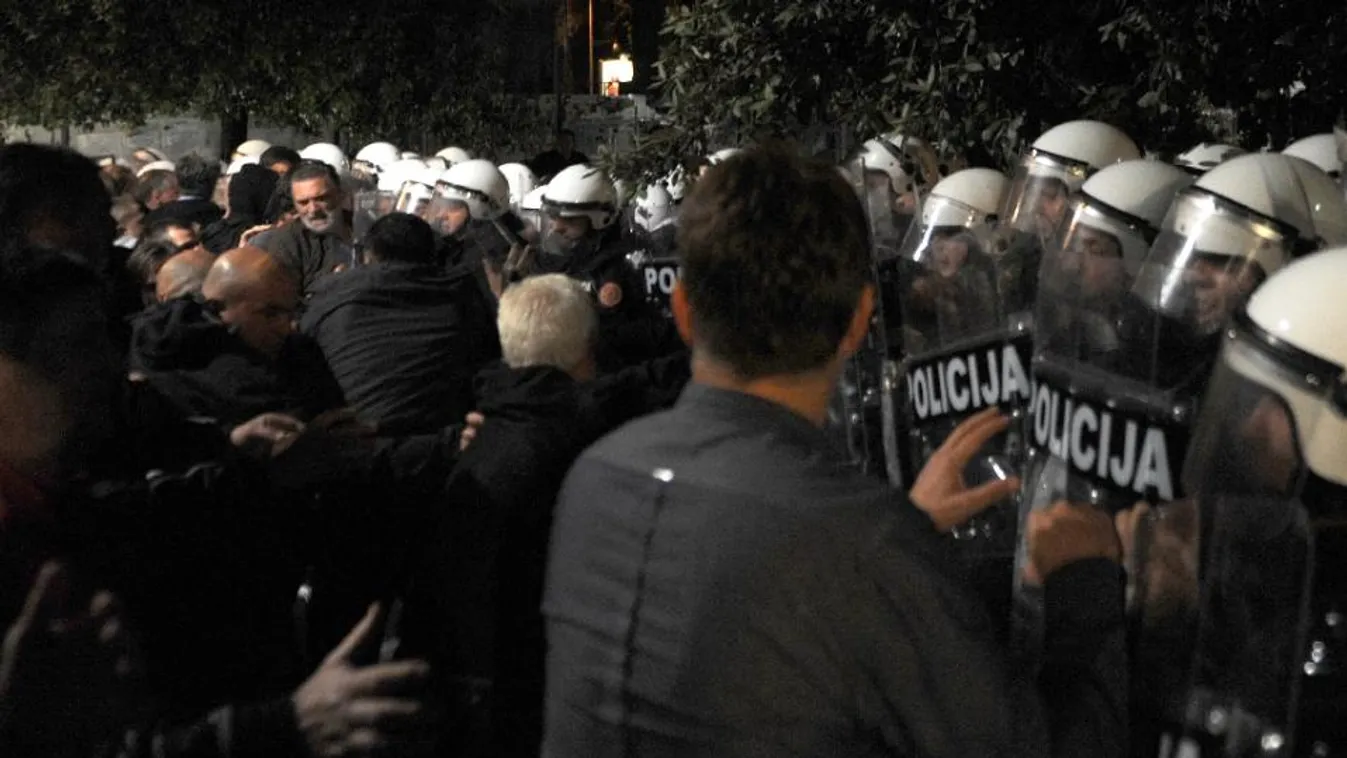 Könnygázt kaptak a kormányellenes tüntetők