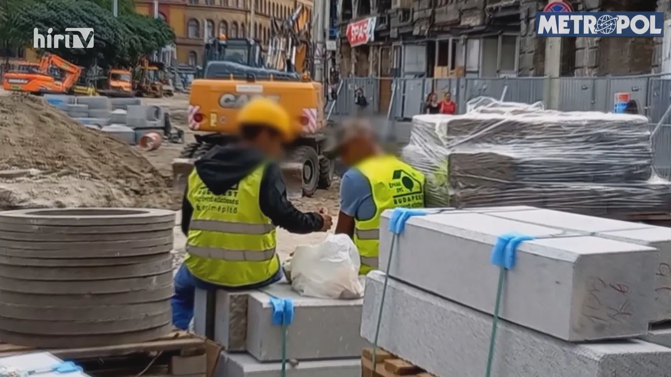 Eltakarták a Blaha Lujza téri építkezési területet