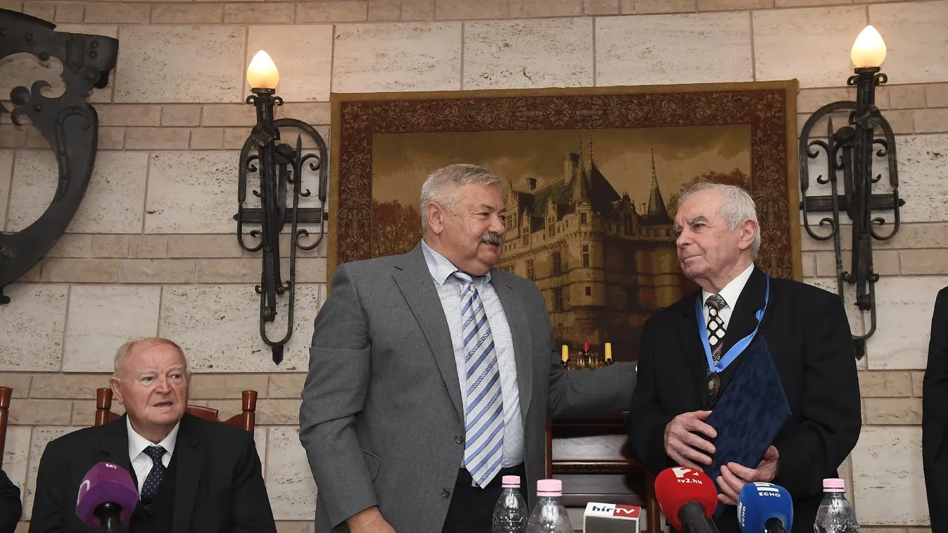 Legendás labdarúgót és orvosprofesszort tüntettek ki
