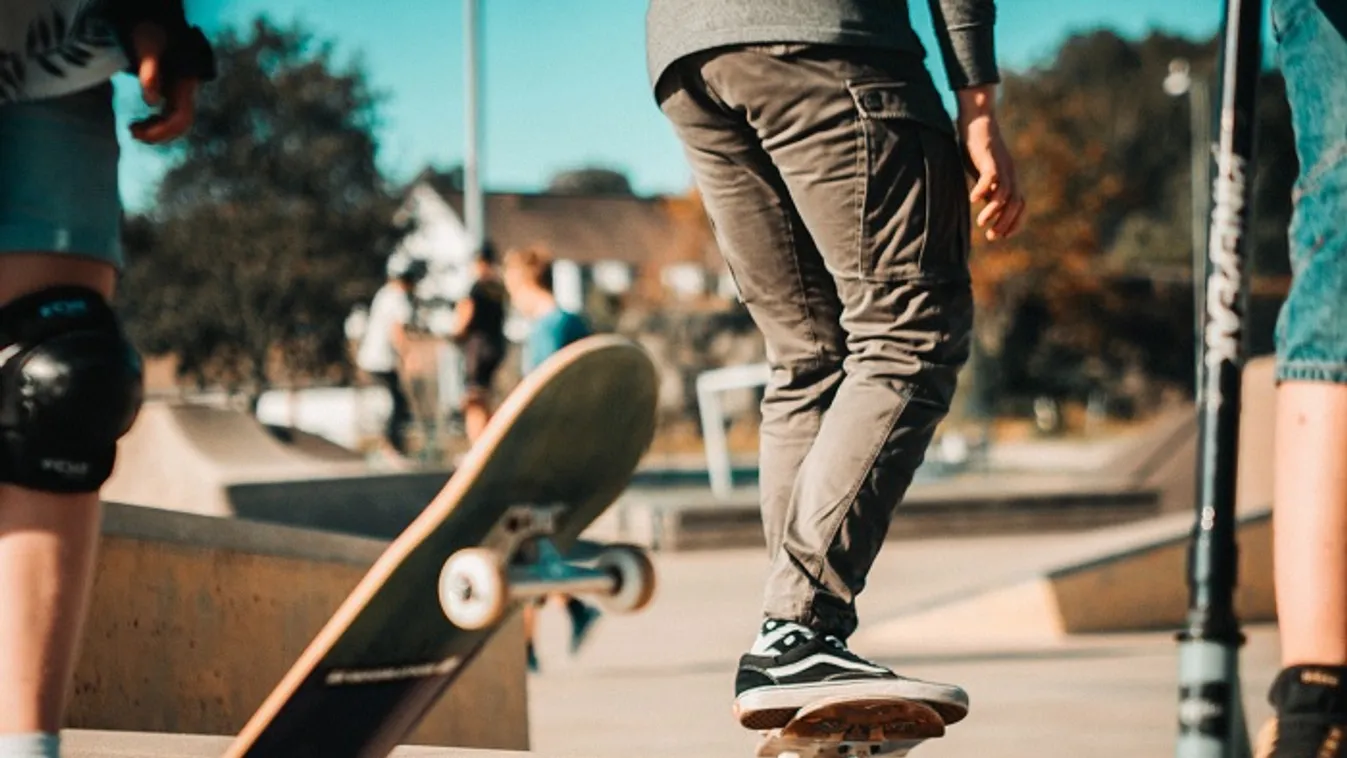 Smarttal borult nagyot egy gördeszkaparkban a gyorsan hajtó férfi