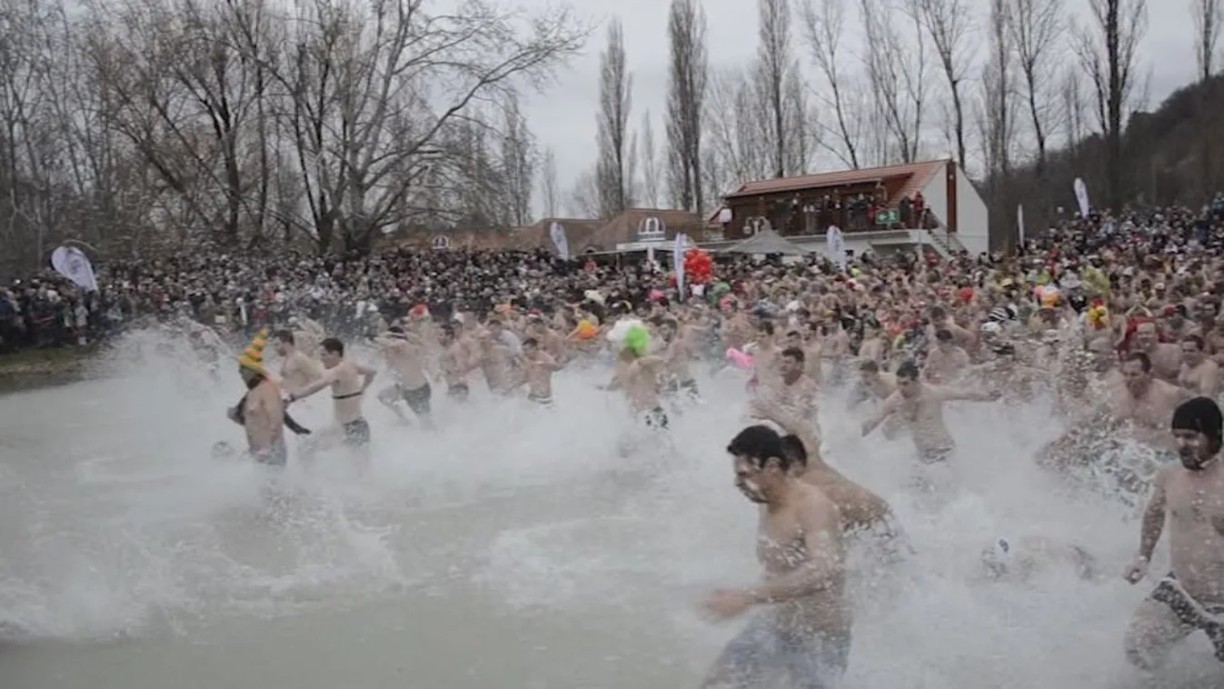 Százak fürdőztek újévkor a Balatonban