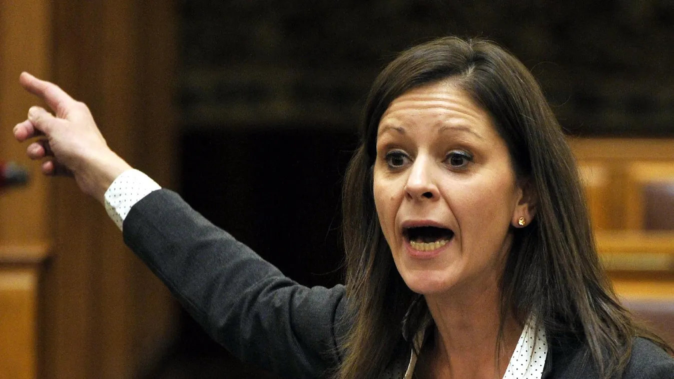 Megbüntették Szél Bernadettet