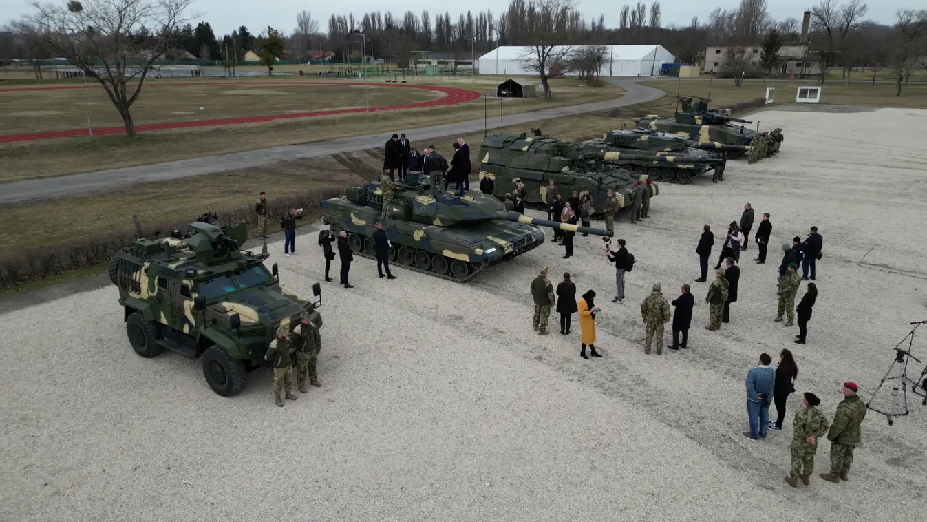 Közös látogatást tett Tatán a honvédelmi miniszter és Szlovákia védelmi minisztere + videó