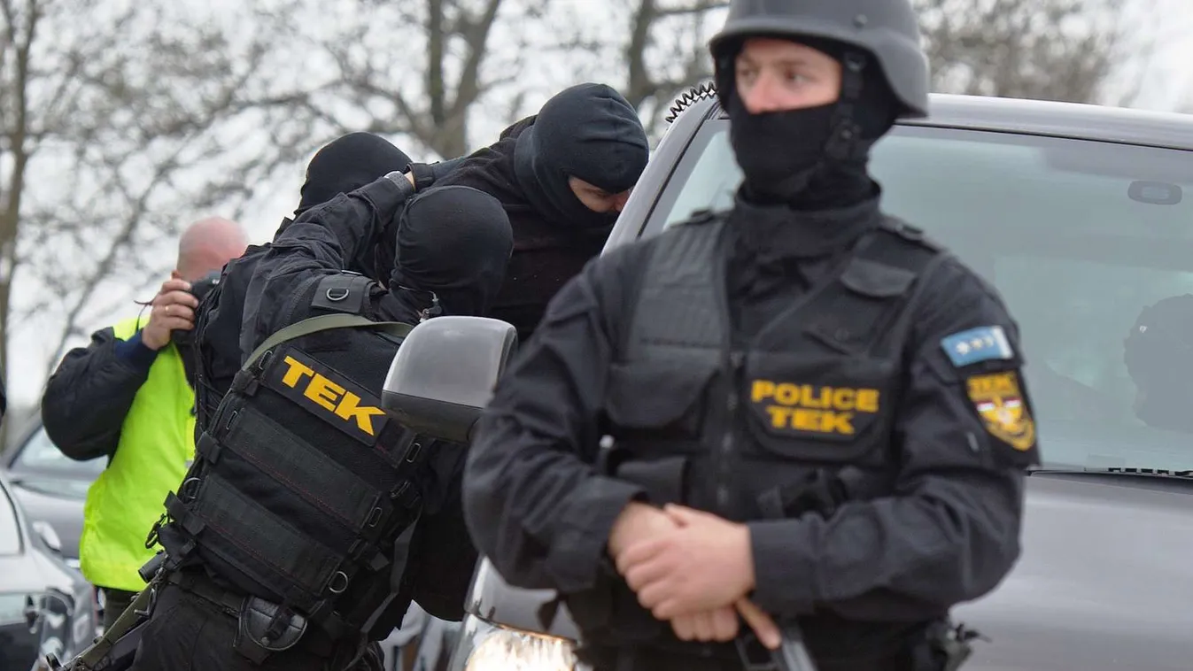 Fegyveres dílerek és kommandósok csaptak össze éjjel