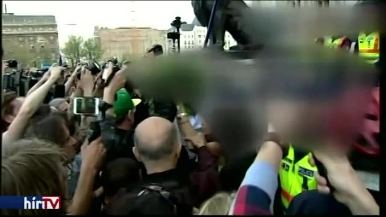 Dulakodás és Demszky a Parlament előtt