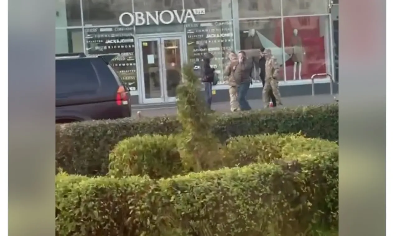 Újabb ukrajnai videó: továbbra is az utcán hajkurásszák a sorköteles férfiakat + videó