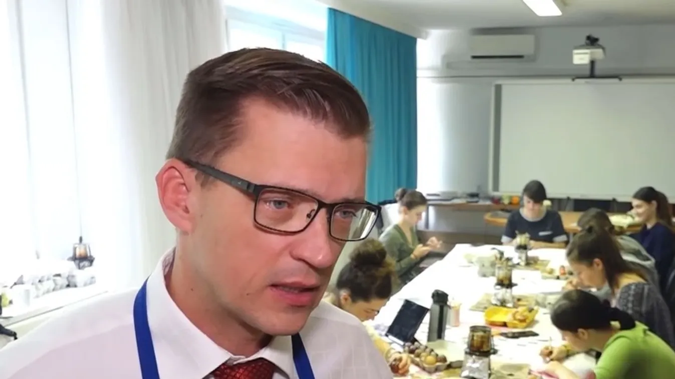 Tojásírással fejlesztik a Pécsi Tudományegyetemen az orvostanhallgatók kézügyességét + videó