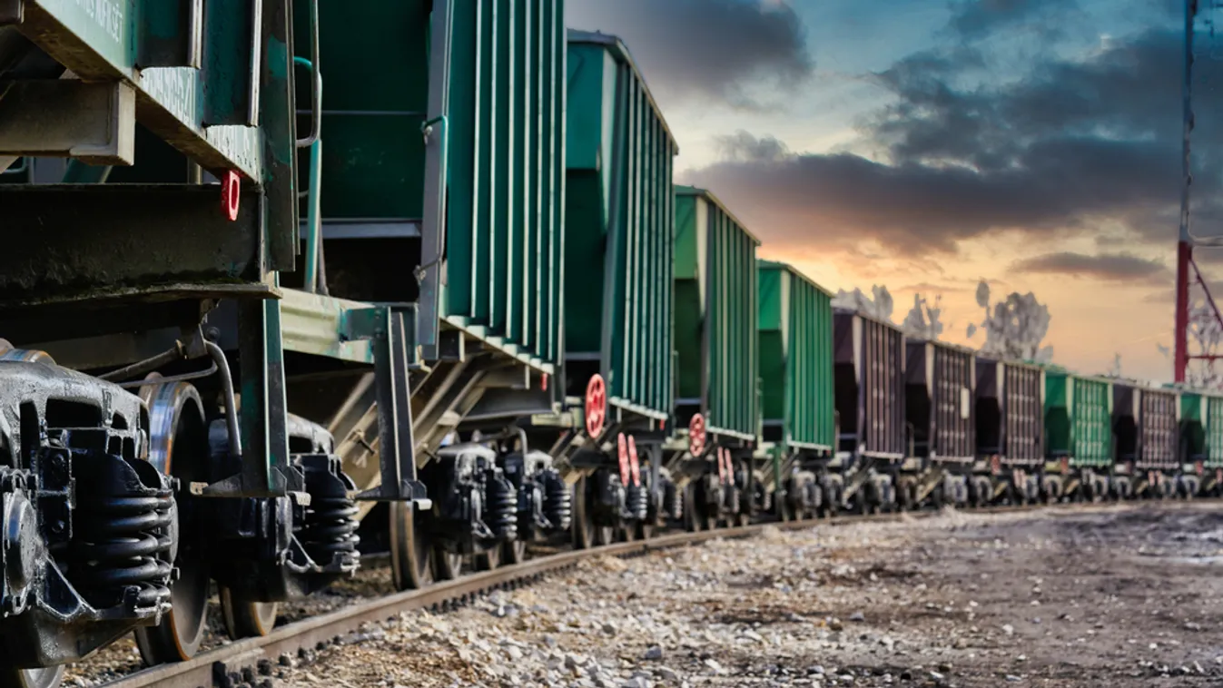 MÁV: az életét kockáztatja, aki a vonat tetejére felmászik