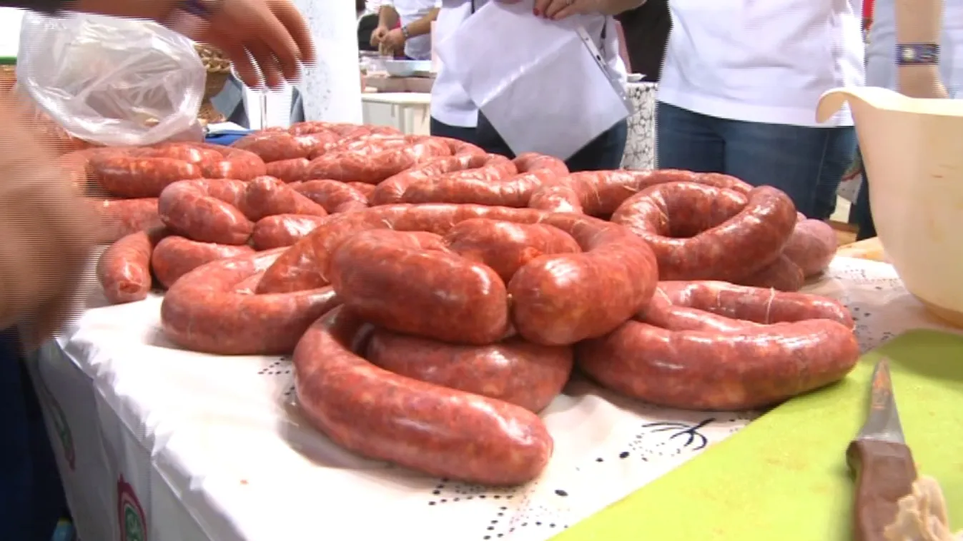 Tíz tonna húst gyúrtak kolbásszá