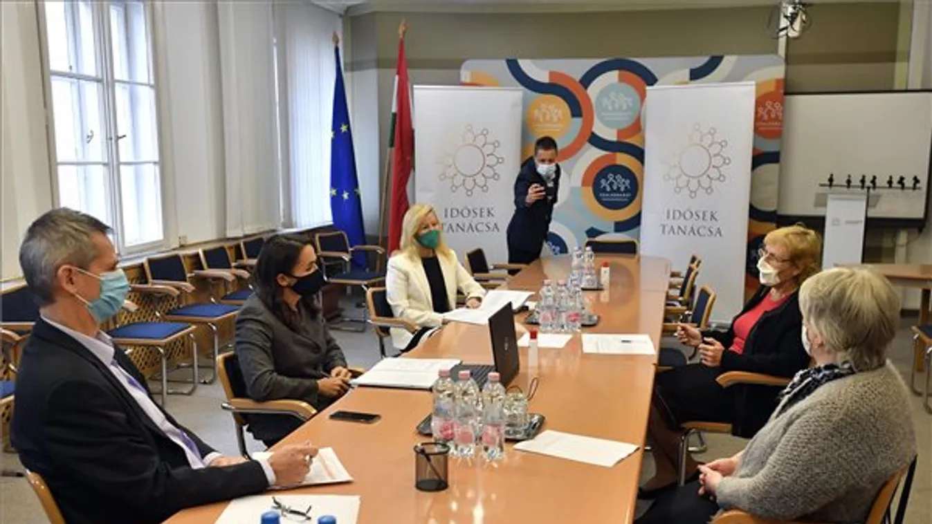 Novák: A vásárlási idősáv bevezetését javasolta az Idősek Tanácsa