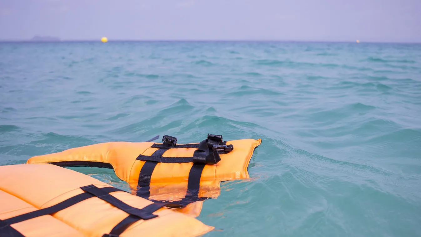 Több migráns életét vesztette egy hajótörésben Tunézia partjainál