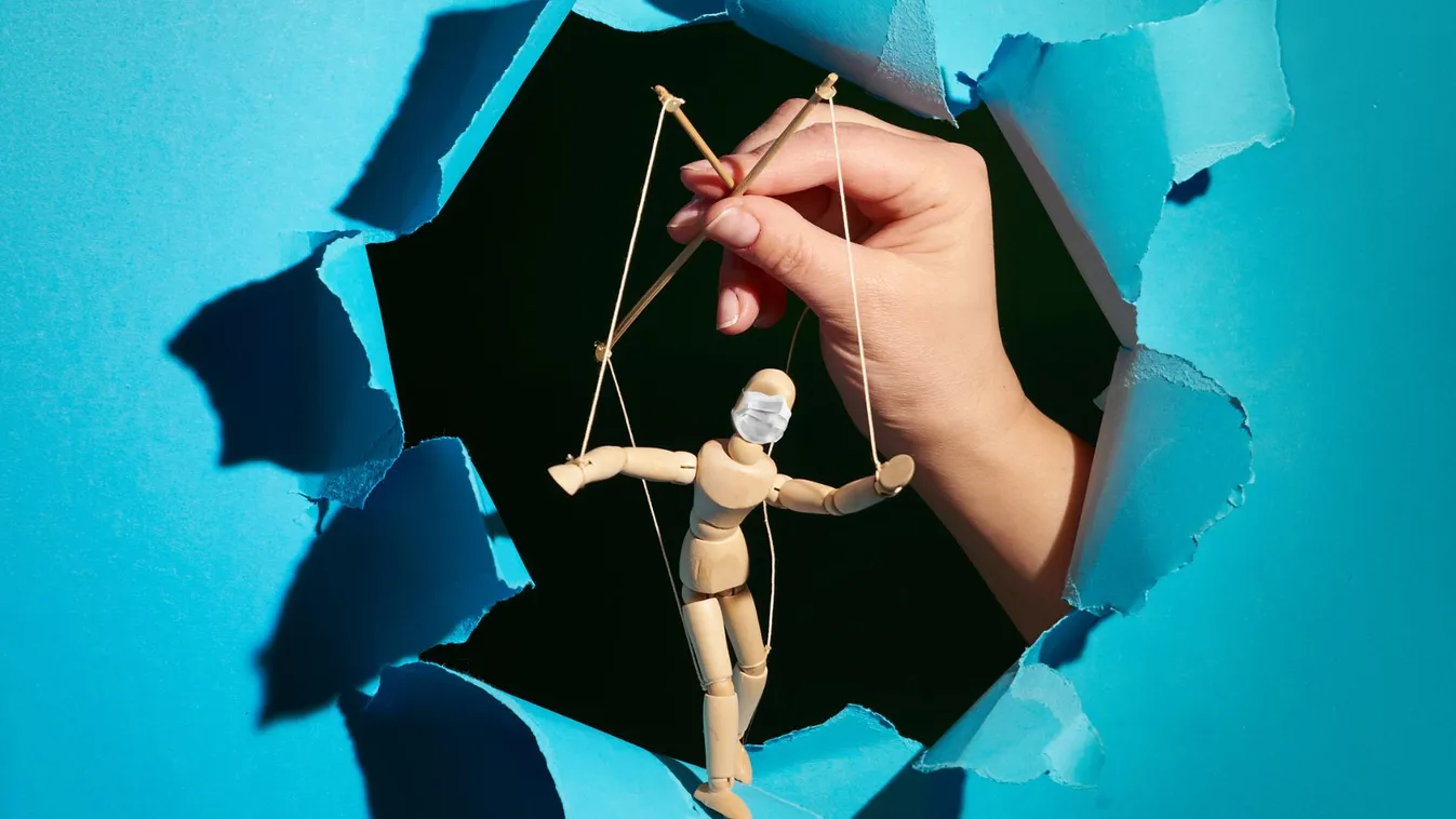 A látszat és a valóság: amikor az egyszemélyes show demokrácia-színházat játszik