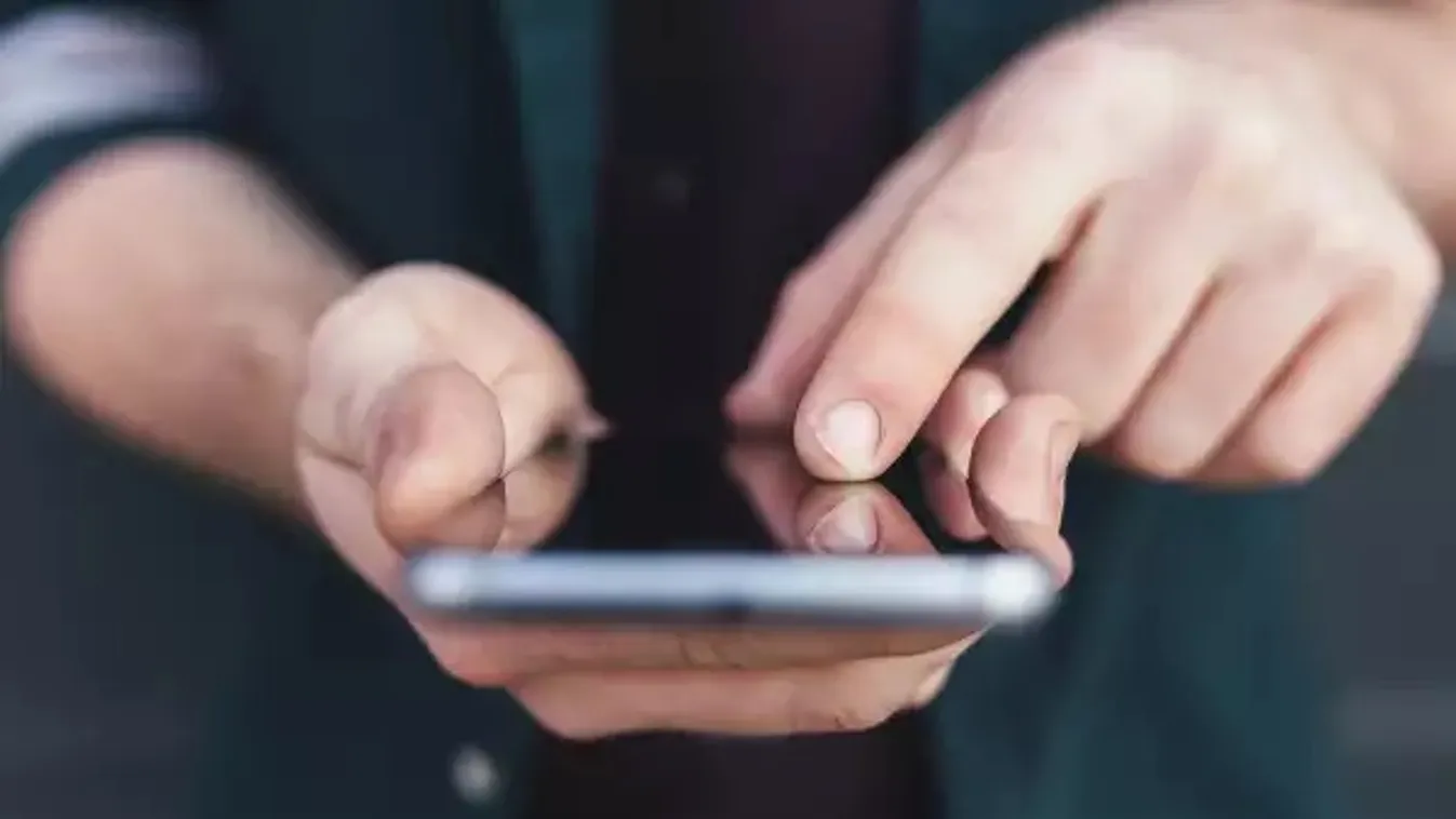 Hétszáz gyermekpornográf képet tárolt telefonján – most bírósági ítéletre vár