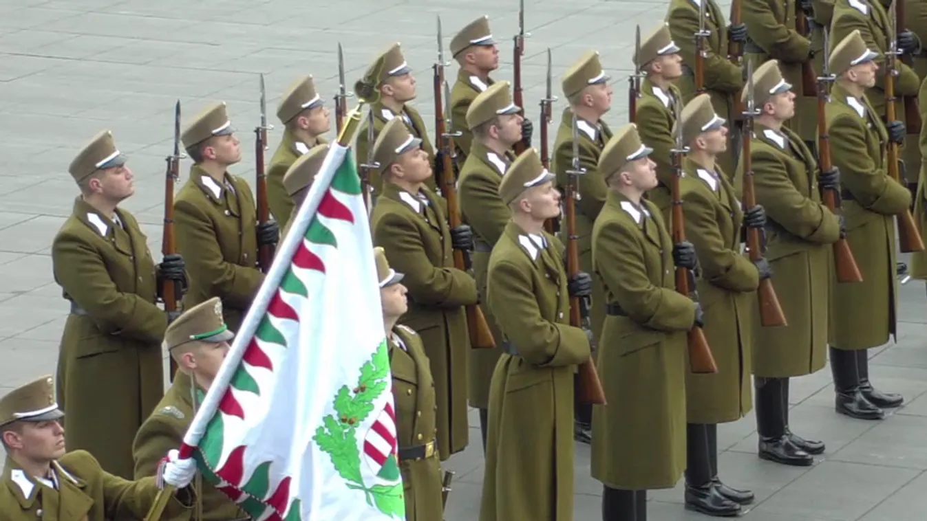 Lobog a nemzeti zászló a Parlament előtti Kossuth téren + videó