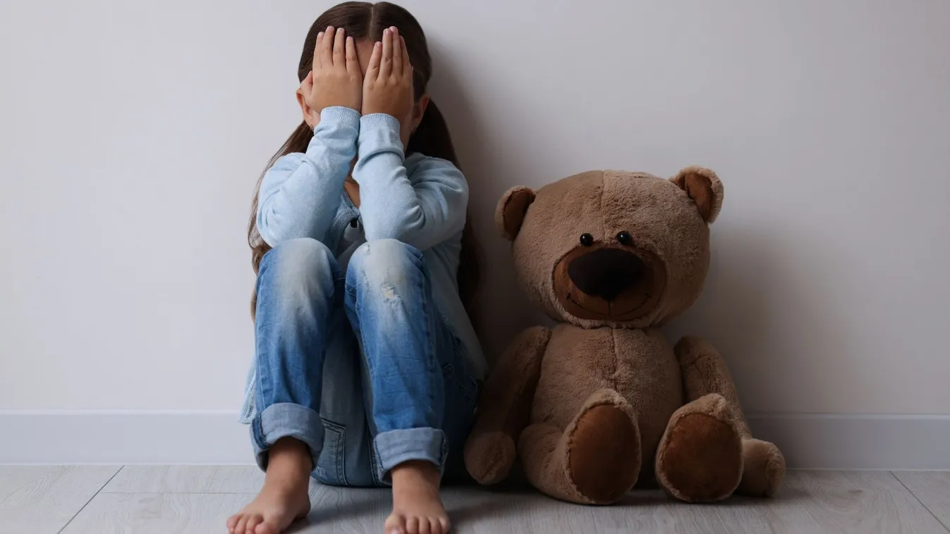 Megrázó családi tragédia: 9 éves kislányt molesztált a nagybátyja – Mikor ér véget a gyermek rémálma?