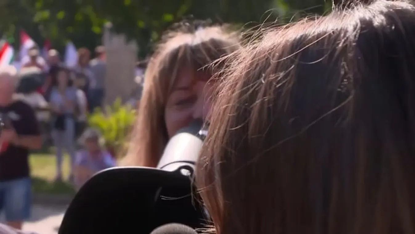 A Tisza Párt szimpatizánsai provokálták a HírTV munkatársát  + videó