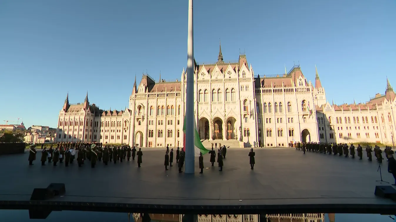 Felvonták és egész nap félárbócon tartják a magyar lobogót a Kossuth téren + videó