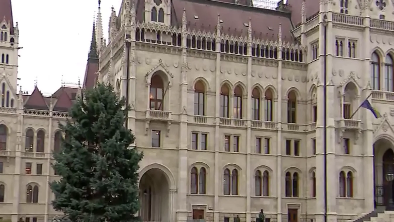 Advent első vasárnapjától teljes pompájában látható majd az ország karácsonyfája + videó