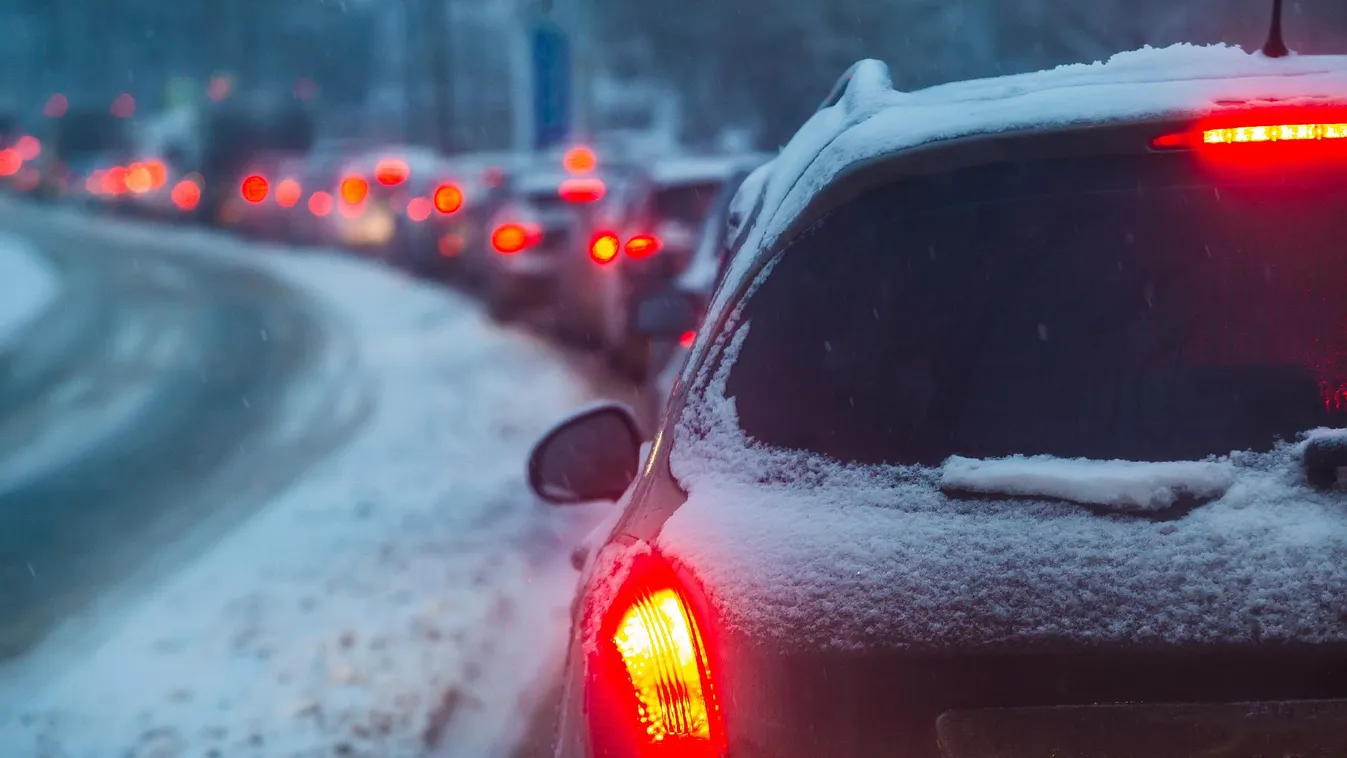 Nagy baj van az utakon a havazás miatt a Bakonyban